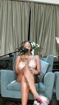 Adultos artistas no sofá conversam com Baby Gemini, Musa Phoenix e Mrflourish Podcast Asherclantv