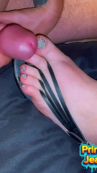 Close-up Cumshot Op Sexy Sandaalde Voeten