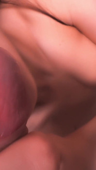 Ma femme mince à gros cul suce et se fait éjaculer dans la chatte
