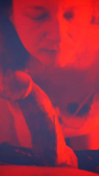 Glückliches mädchen kween Bunny B - rotes licht spezieller pOV-blowjob und halsfick