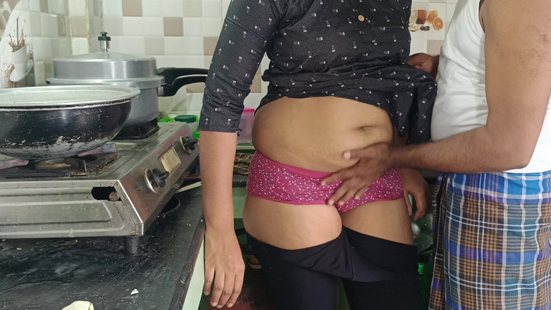 Palani69: गृहिणी रसोई घर में हॉट चुदाई रोमांस
