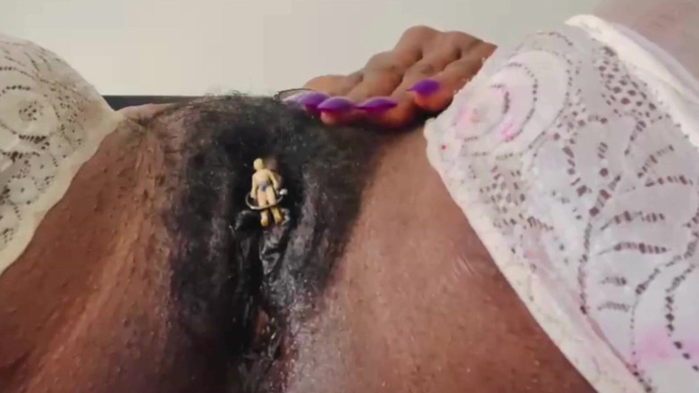 Maeling: Trapped in Giant Pussy Ring - Ebony Giantess