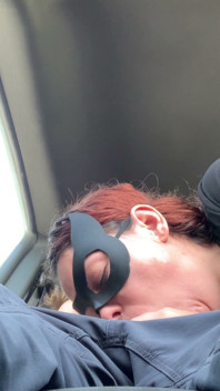 Fotto il autista Uber, mi masturbo dentro la sua macchina, gli faccio un delizioso pompino e lui mi porta in hotel