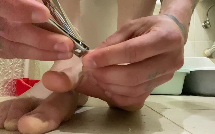 Hunky time: Kaki, kaki, dan kuku majikan