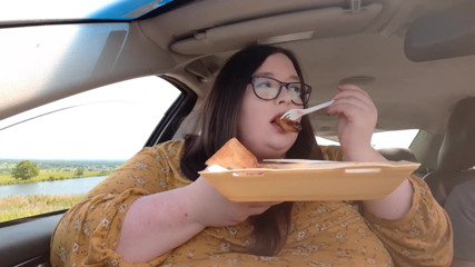 SSBBWLadyBrads: Manger de la nourriture dans la voiture avec buddy