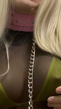 Versaute blonde hure CD madison crossdressing, während sie für BDSM-bondage angekettet wird