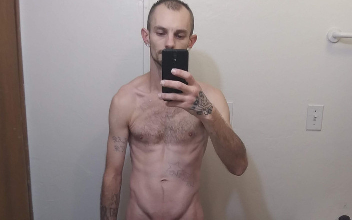 Dyzzithadickgod: Pamer kontolku di depan cermin