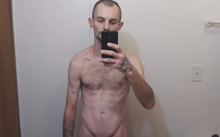 Dyzzi big dick: Je montre ma bite dans le miroir