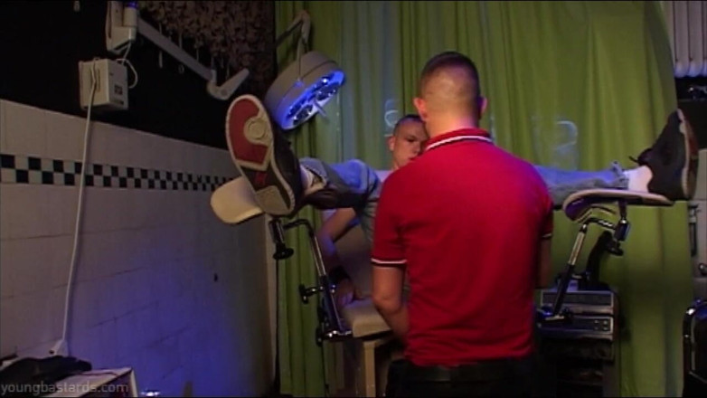 Young Bastards: Con đĩ da trẻ đút nắm tay sâu