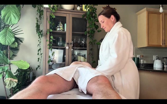 Avril Showers: Chatte poilue, creampie sur la table de massage