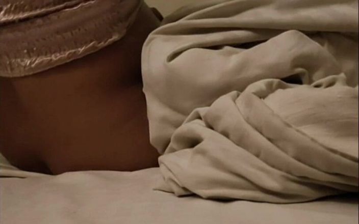 Trisha Hotness: Sie macht kondom auf, gibt blowjob und reitet auf den...