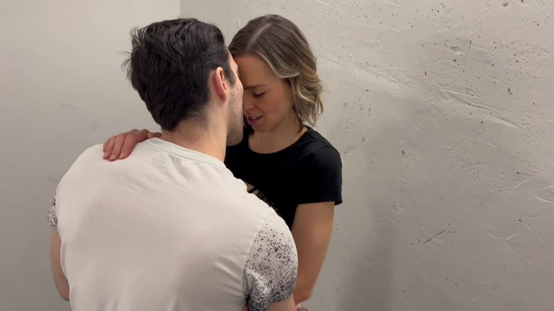 Serenity Cox: Follada de escalera en pantalones de yoga con 2 chicos que...