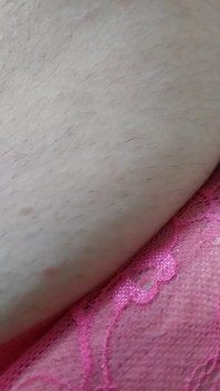 핑크 팬티를 입은 Cindy Sissygasms 그녀의 작은 클리토리스