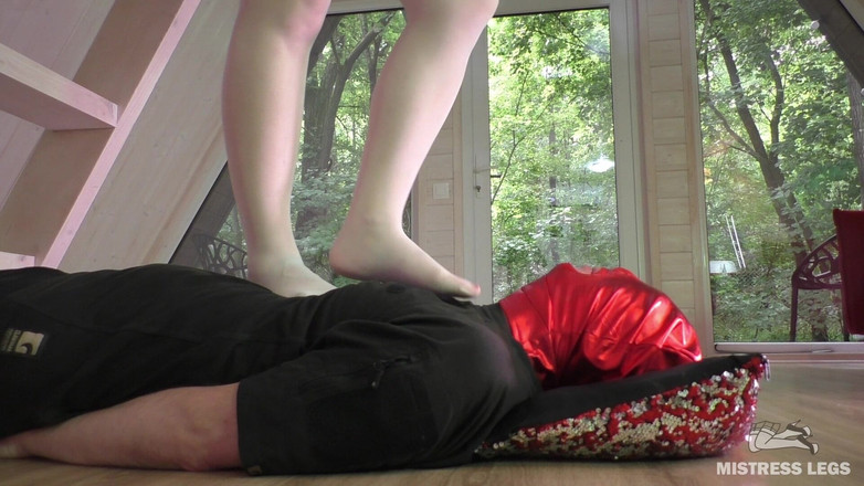 Mistress Legs: Білі нейлони на обличчі раба: топтання і поклоніння ногам