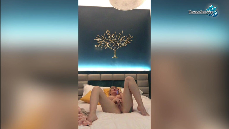 Dayana Ice: Apasionada milf acaricia coño mojado en cámara