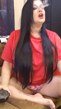 Anna suka rokok