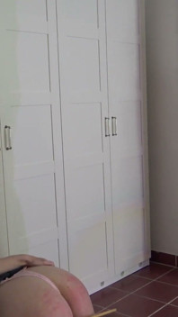 Profesoara de matematică sadică și profesorul crud pedepsesc fetele de la facultate!