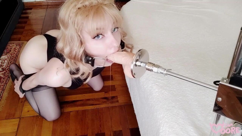 Lina Moore: Mașina de sex a futut o fată blondă legată