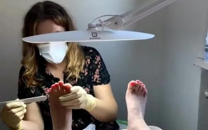 SugarNadya: Nataligreen在性感的美腿上修脚