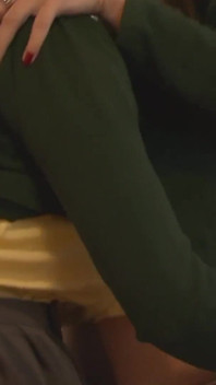 Les douces lesbiennes Samantha Bentley et Mischa Cross se baisent avec un gode ceinture