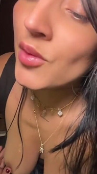 Laina, Sexe, Seins Naturels, Montre Sa Chatte En Direct