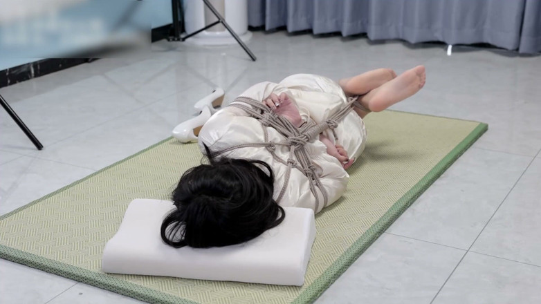 Asian bondage: Teman wanita memakai gaun dan stoking, diikat dengan tali