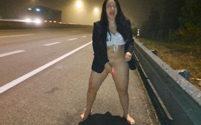 Miss Squirting: Masturbasi muncrat di depan umum di jalan tol