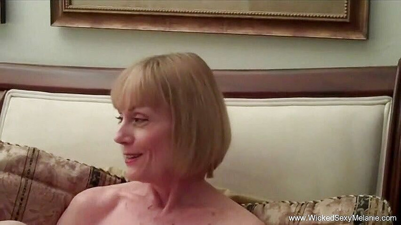 Wicked Sexy Melanie: Blonďatá starší dáma odčerpává velké wang