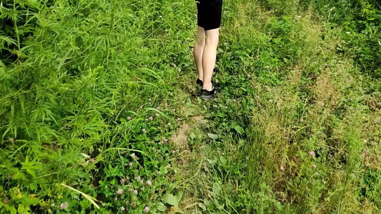MissPopa: Sie zog ihre Shorts herunter und zeigte ihren Hintern