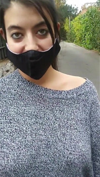 (Amateur Draußen) Heiße brünette lutscht schwanz im freien