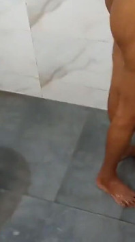 Indiana menina tomando banho de manhã na foda