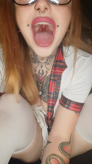 Yourfavecumslut: Giantess najde bývalého přítele Shrunk a Perving