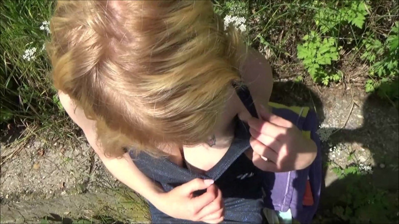 Sex and BDSM Slaves by her Master: Blonde seksslaaf slikt alles op aan de kant van de...