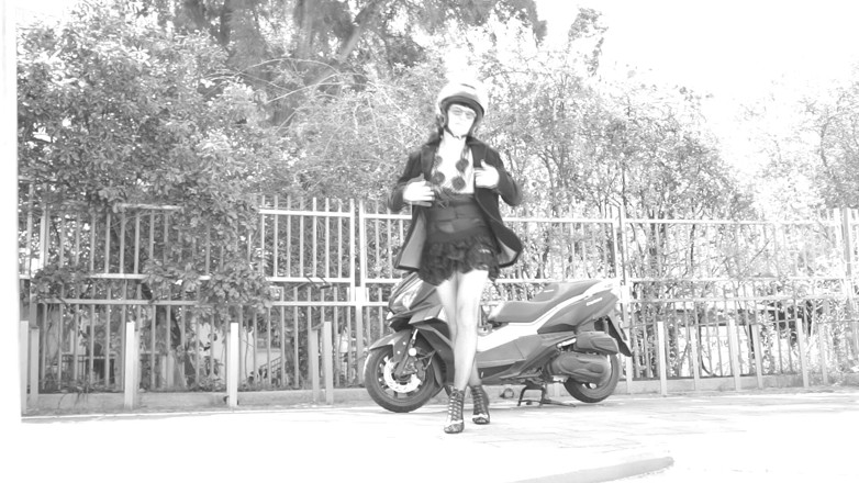 Voyager: Під час поїздки її спідниця піднімається і показує свій маленький пеніс