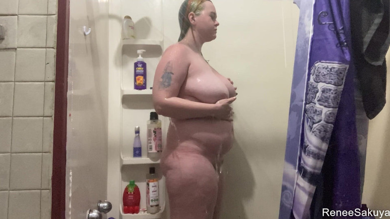 Renee Sakuya: Masturbation sous la douche