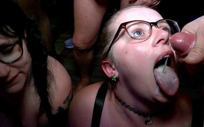 Private Society: 一个房间的肮脏婊子