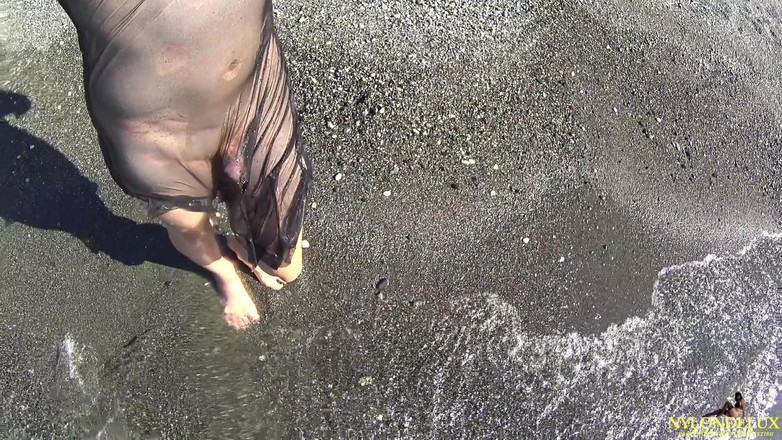 Nylondelux: Vestido de tule molhado e meia-calça na praia