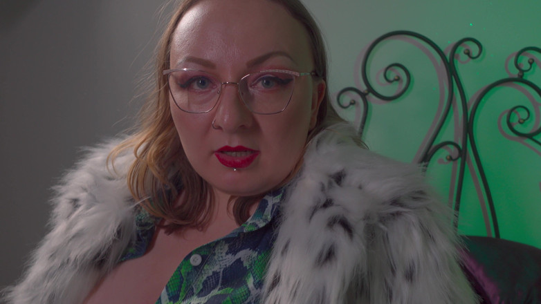 Arya Grander: Děvka macecha v bílém kožichu plive do vašeho čaje a dává...