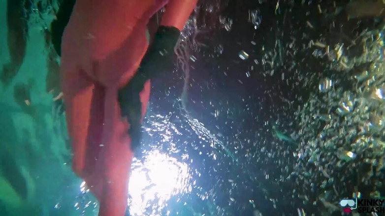 UKCuteGirl Lucy Lauren: Slippery Latex Slut's Deep Pool Diving Tease
