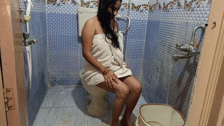 Telugu Couple: Istri India telugu hyderabadi pantat montok di kamar mandi