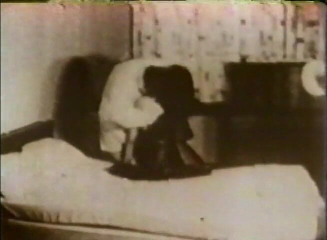 Alfacontent: Des salopes vintage partagent une bite dans un gangbang inversé