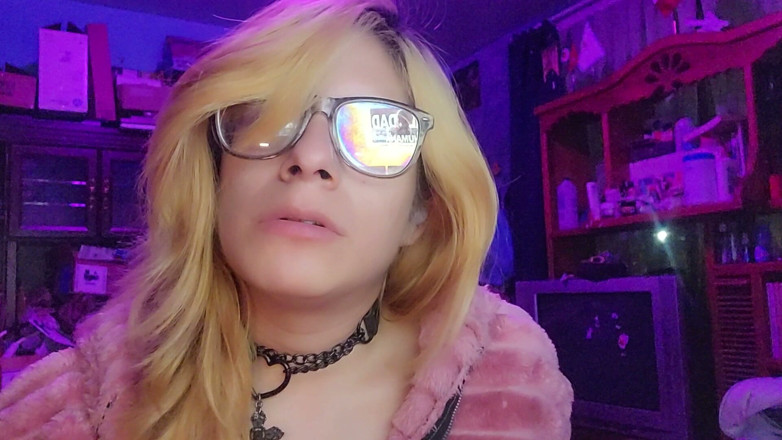 Crystal Phoenix: Sissy bär ett sexhalsband i kyrkan Asmr