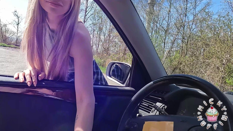Micky Muffin Studio: 駐車場の痴女私の最初の車の性交
