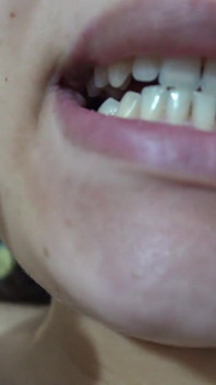 La mia sorellastra brasiliana fa un feticcio della lingua e poi mostra la bocca e la lingua e poi i suoi denti