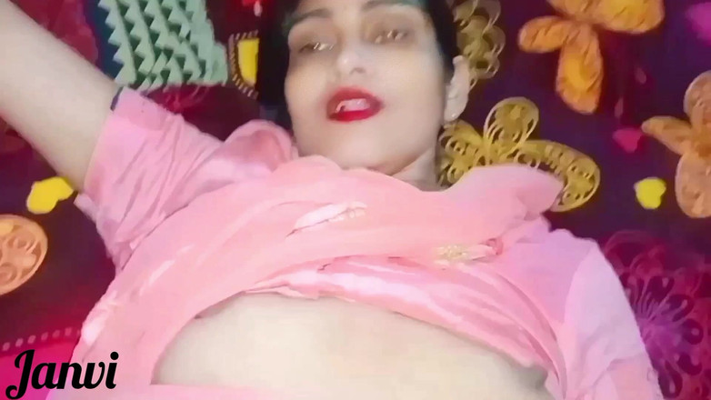 Village studio: 印度辣妹和她的男友享受她丈夫身后的性爱时刻，最好的舔阴和吮吸性爱场景