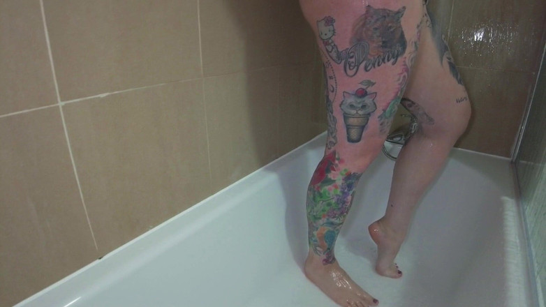 Cheyenne Rose 80: Duşta 4 orta yaşlı seksi kadın