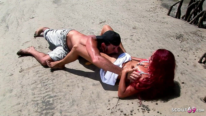 Full porn collection: Rothaariges teen Marcia wird von ihrem freund direkt am strand...