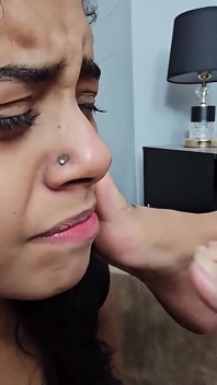 Cewek sange ini lagi asik muasin memeknya pakai mainan seks