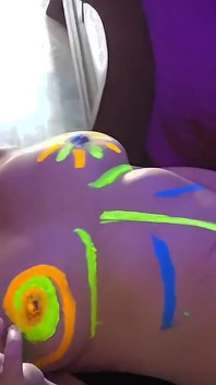 Regarder une femme peinte se masturber jusqu’à un orgasme intense
