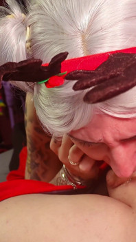 Reindeer Cosplayer Datang Awal Untuk Blowjobs Krismasnya
